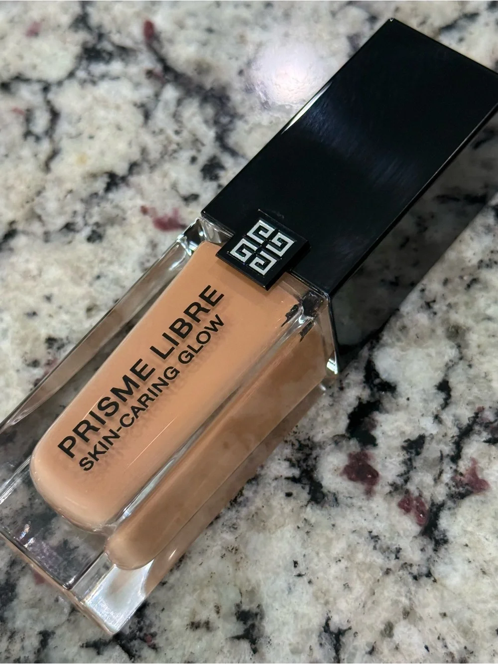 Givenchy Prisme Libre Glow Serum Blurring Foundation 5N
